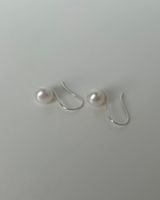 Sunday pearl earring (silver)