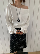 [MADE] Stern hip-to-way off-shoulder sweatshirt