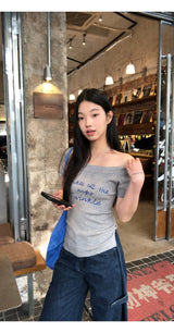 ブルーレタリングオフショルダーショートスリーブニットウェア