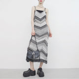 [NONCODE] V-patterned sleeveless dress