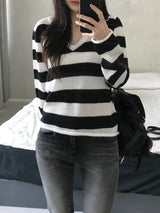 Stripe V-neck knitwear (one color)