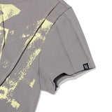 COLLECTION PIN TUCK POINT GRAPHIC T-SHIRT [GRAY]
