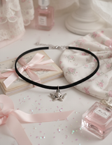 [IDLE Shuhua Necklace] プチエンジェルチョーカーネックレス - シルバーカラー