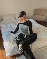 バターフルレタリングアンバランスオフショルダー長袖Tシャツ