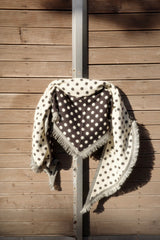 Dot triangle shawl muffler