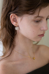 Gold beige pearl point knit earring