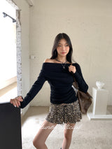 Black hole off-shoulder long-sleeved knitwear