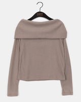 Turnzi Napping V-neck Brush Fur Off-Shoulder T-Shirt