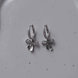 [Jo Yuri Earrings] リトルバレットリボンハグピアス - シルバーカラー