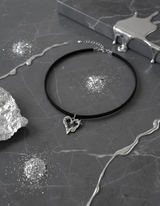 [IDLE Shuhua Necklace] メルティングメタリックハートチョーカーネックレス - Silver Color