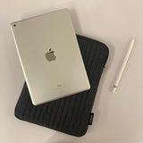 Clam タブレット＆ラップトップケース _ ソフトブラック (13 inch)