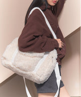 FLUFFY SNAP BOSTON BAG (CREAM)_F24ZE912