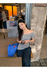 ブルーレタリングオフショルダーショートスリーブニットウェア