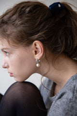Curved line pearl drop earring