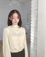 グラッドオイルサテンタイブラウス