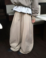 One-pin tuck strap balloon cotton pants