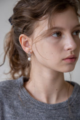 Curved line pearl drop earring