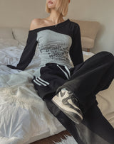 バターフルレタリングアンバランスオフショルダー長袖Tシャツ