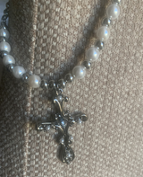 [only suzen] rofia Cross White Pearl Necklace