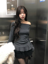 モルダーオフショルダーアンバランスシャーリングフリルニット