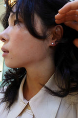Tiny flat pearl earrings (silver925)