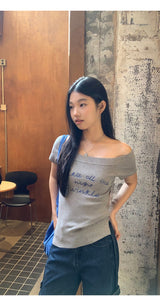 ブルーレタリングオフショルダーショートスリーブニットウェア