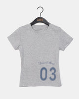 ケイナインスリムフィットナンバープリントショートスリーブTシャツ