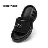 ブラック 3Dロゴ ワイドストラップ チャンキープラットフォーム スライドサンダル オープントゥ