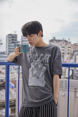 QT8 x USA TAKUMA ザ キャットT (チャコール)