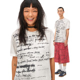 着古した破れたゆったりした半袖Tシャツ