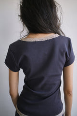 26SS★ レーストリムVネックTシャツ