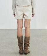 GLOSSY LEATHER BANDING SHORTS_CREAM