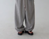 [UNISEX] ヒップレタリングスタッドベルトジョガー& ワイドパンツ