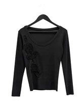 ローズアップリケディープラウンドTシャツ