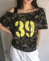 レイカモナンバープリントオフショルダーシャーリングTシャツ
