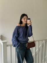 [MADE] Stern hip-to-way off-shoulder sweatshirt