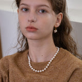 Voluminous white pearl necklace