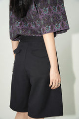 Wool blend short pants with pleated and segmented flat pocket design