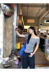 ブルーレタリングオフショルダーショートスリーブニットウェア