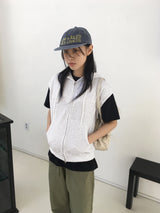 The New Byul two-way hooded vest zip-up