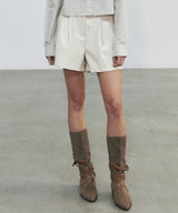 GLOSSY LEATHER BANDING SHORTS_CREAM