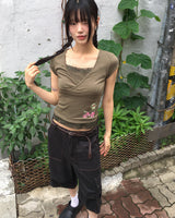 Nique Vネックフラワー刺繍半袖Tシャツ