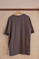 QT8 x USA TAKUMA ザ キャットT (チャコール)