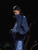 RELABEL 24AW クリサリス - かさぶたブルー パッチワーク ハーフハイ スタンド カラー バットウィング スリーブ シルエット プリント ジャケット