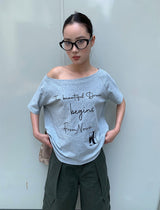 Lettering one-shoulder off-shoulder overfit short-sleeved T-shirt