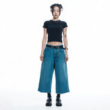 カットオフカプリデニムパンツ- MEDIUM BLUE