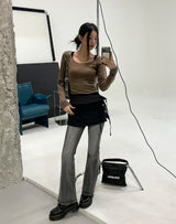 淡いブラッシュのブーツカットデニムパンツ