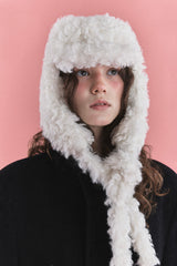 KNOT EARFLAP HAT IN FURRY CREAM