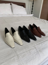 キッテンスリムラインスティレットミッドフラットローファー