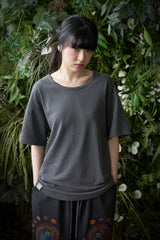 EエッセンシャルプリーツUネック 1/2 Tシャツ (Charcoal)